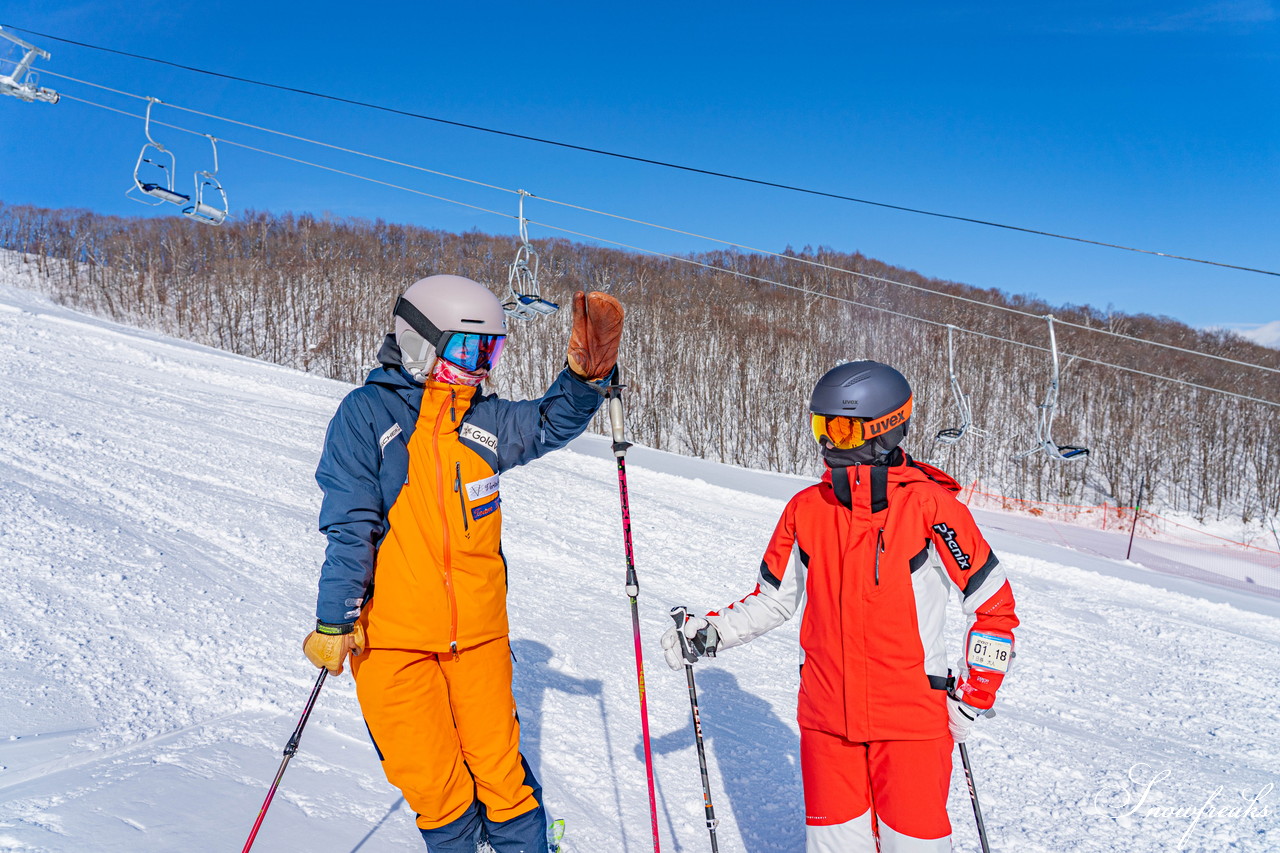 朝里川温泉スキー場　祝・積雪200cm到達。ふわふわのパウダースノーが降り積もったゲレンデを舞台に、女性スキーヤーチーム『TeamKP』成澤栞さんと秋山穂香さんが美しい滑りを披露！